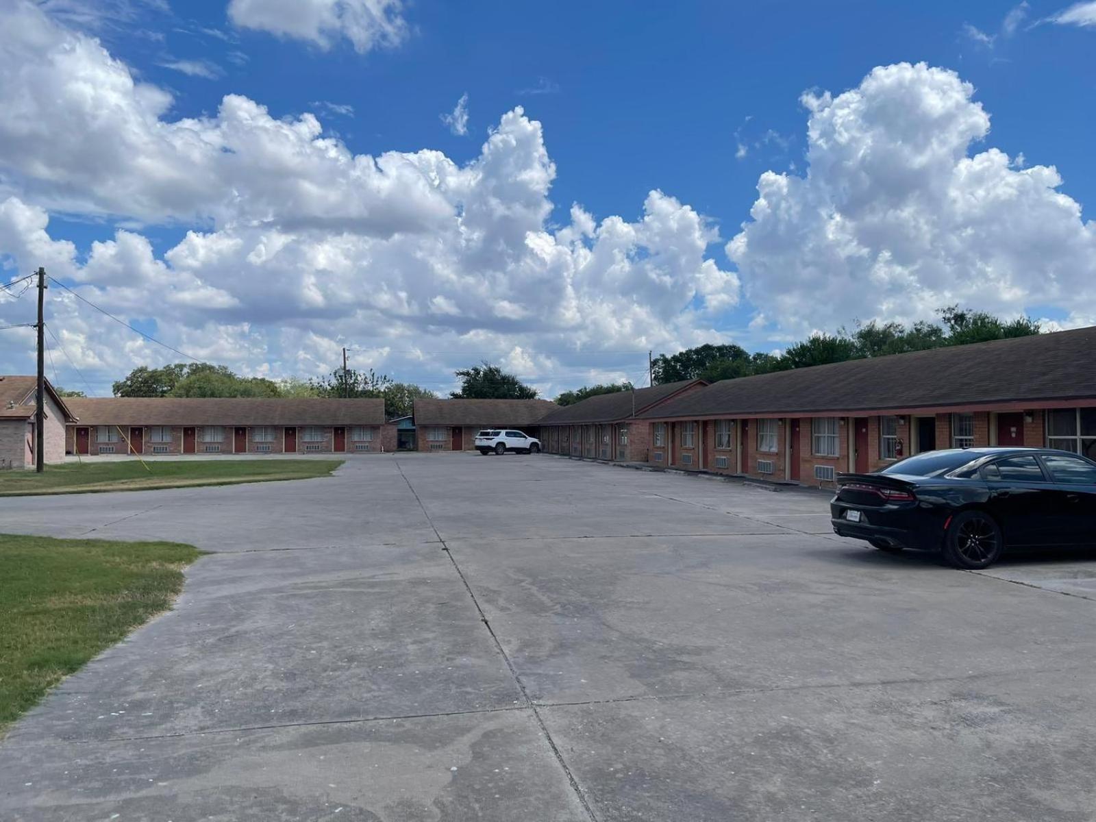 Lakeside Inn & Suites Mathis Exterior foto