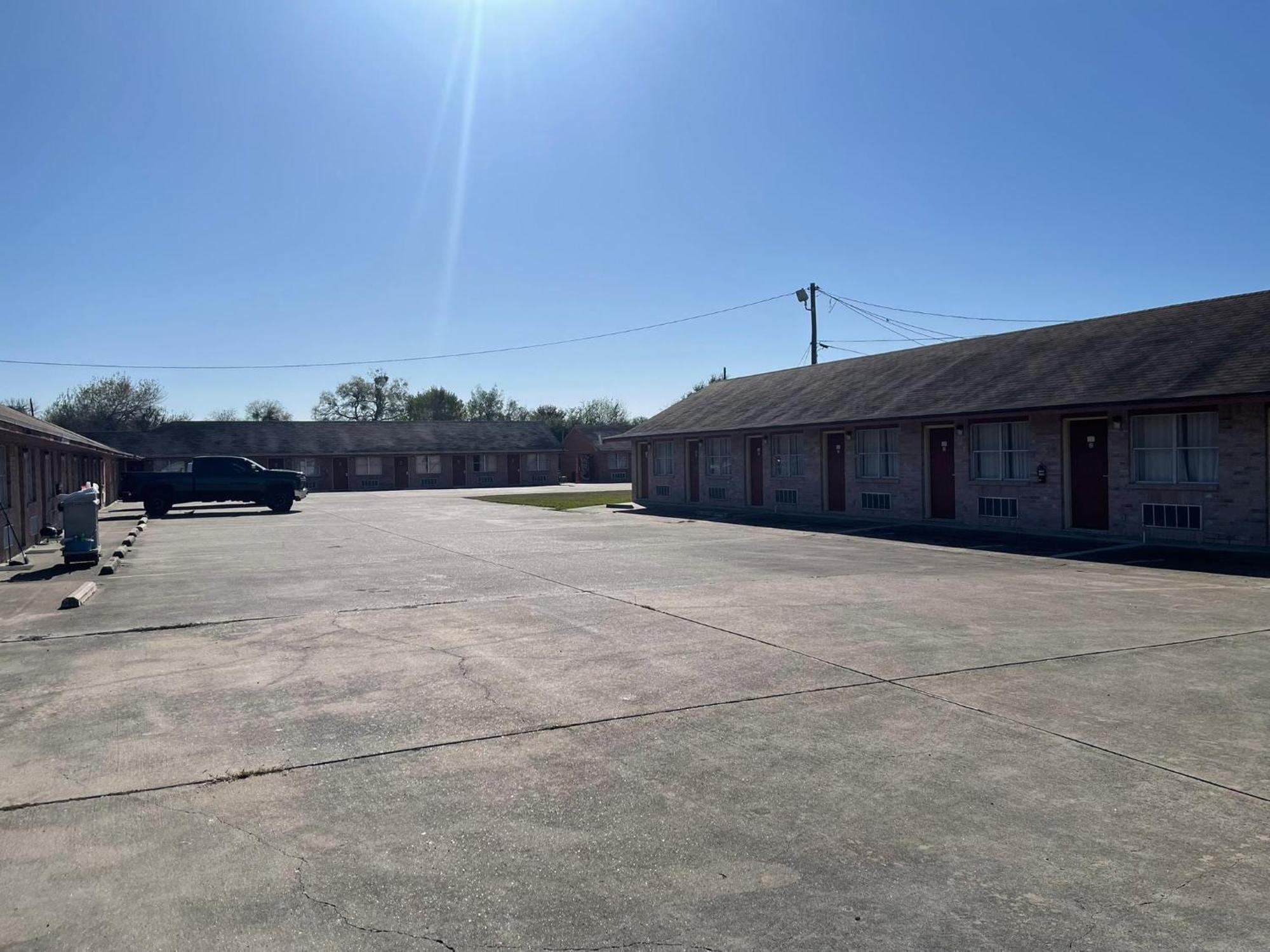 Lakeside Inn & Suites Mathis Exterior foto