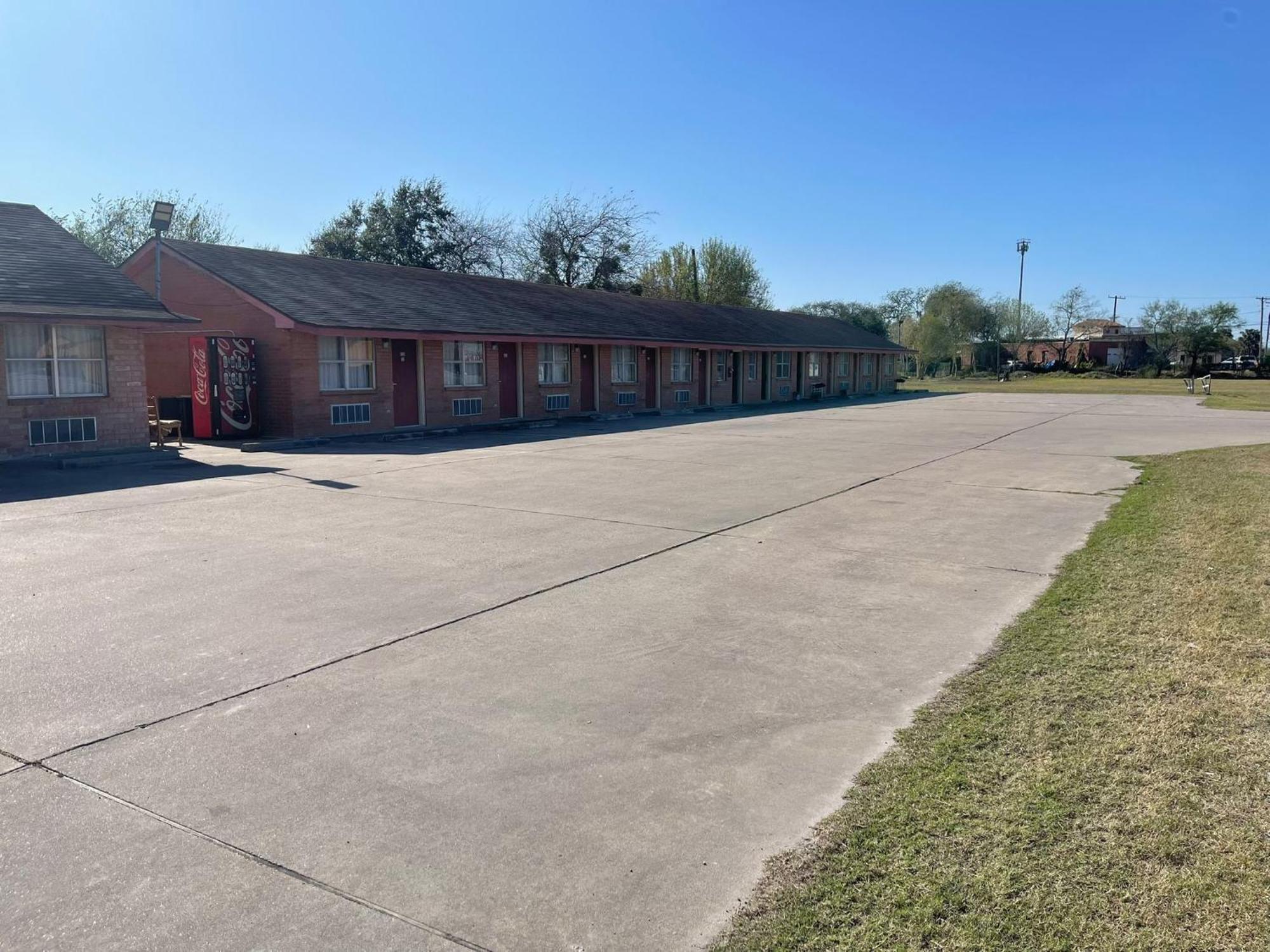 Lakeside Inn & Suites Mathis Exterior foto