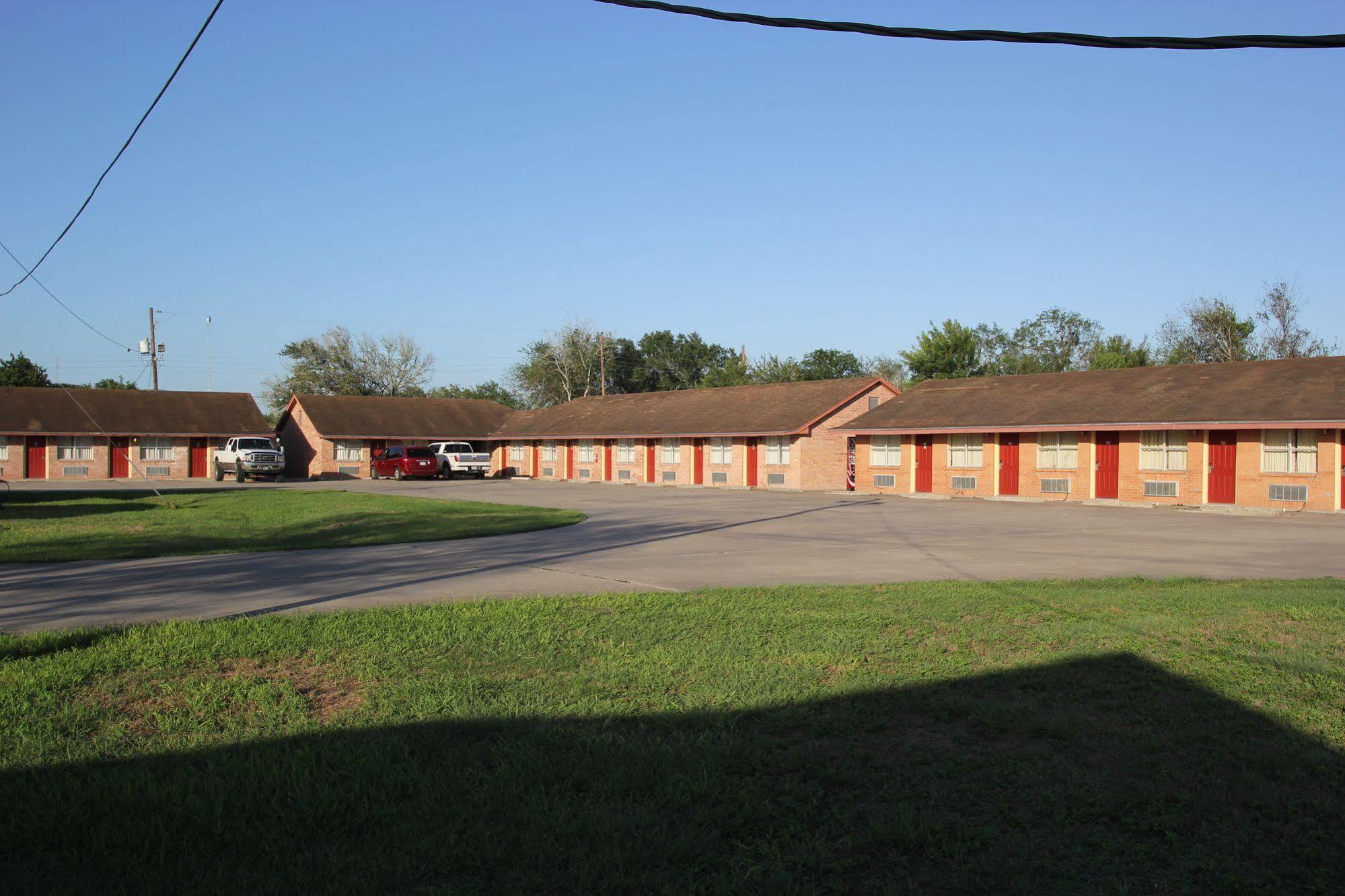 Lakeside Inn & Suites Mathis Exterior foto